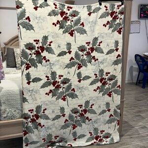 Farmhouse Holiday Soft Fleeced Throe Holly Deco Size 48 X72